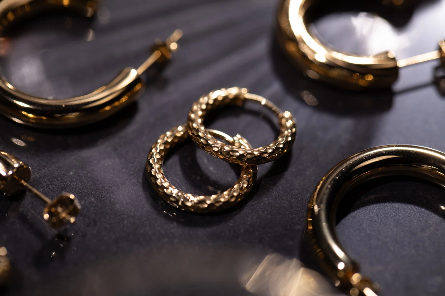 Delicate Structured Hoops 14K Gold Plated – Bild 2