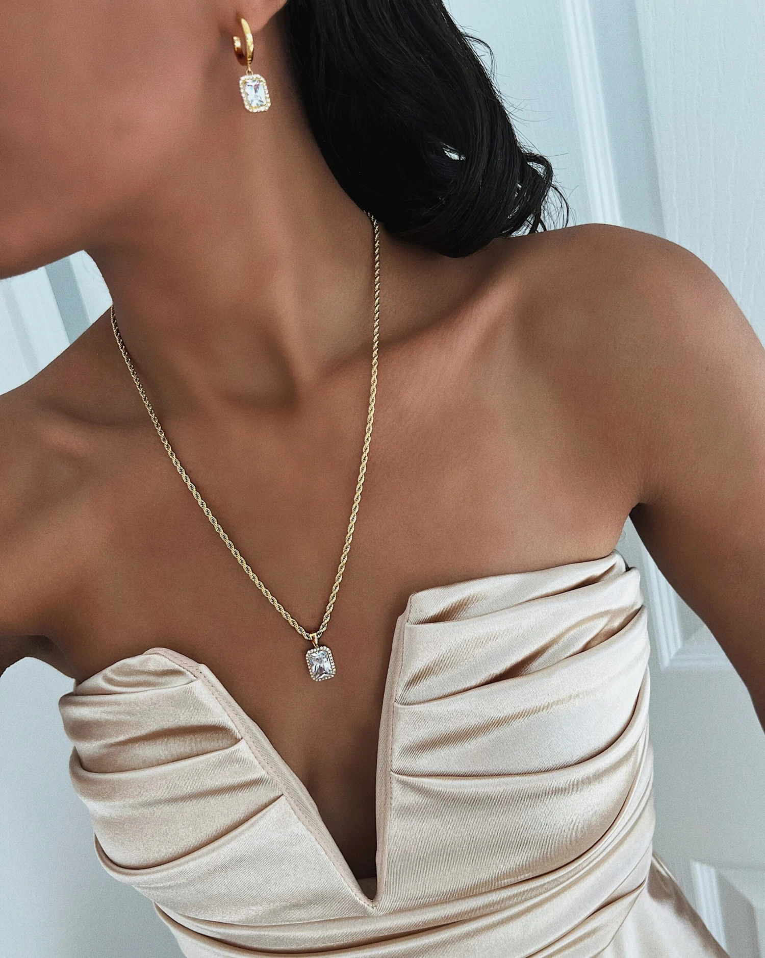 Pavé Emerald Huggies 14K Gold Plated – Bild 4