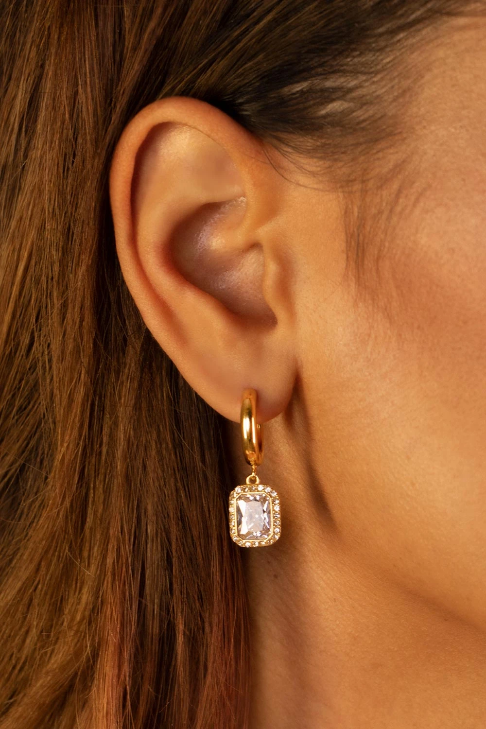 Pavé Emerald Huggies 14K Gold Plated – Bild 2