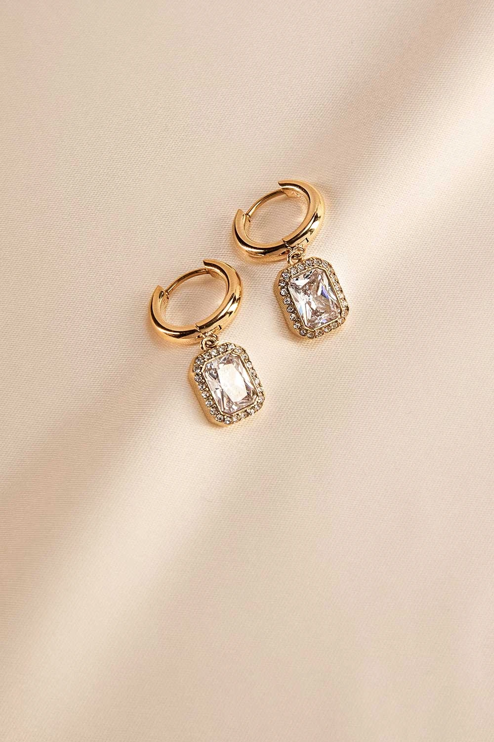 Pavé Emerald Huggies 14K Gold Plated – Bild 5